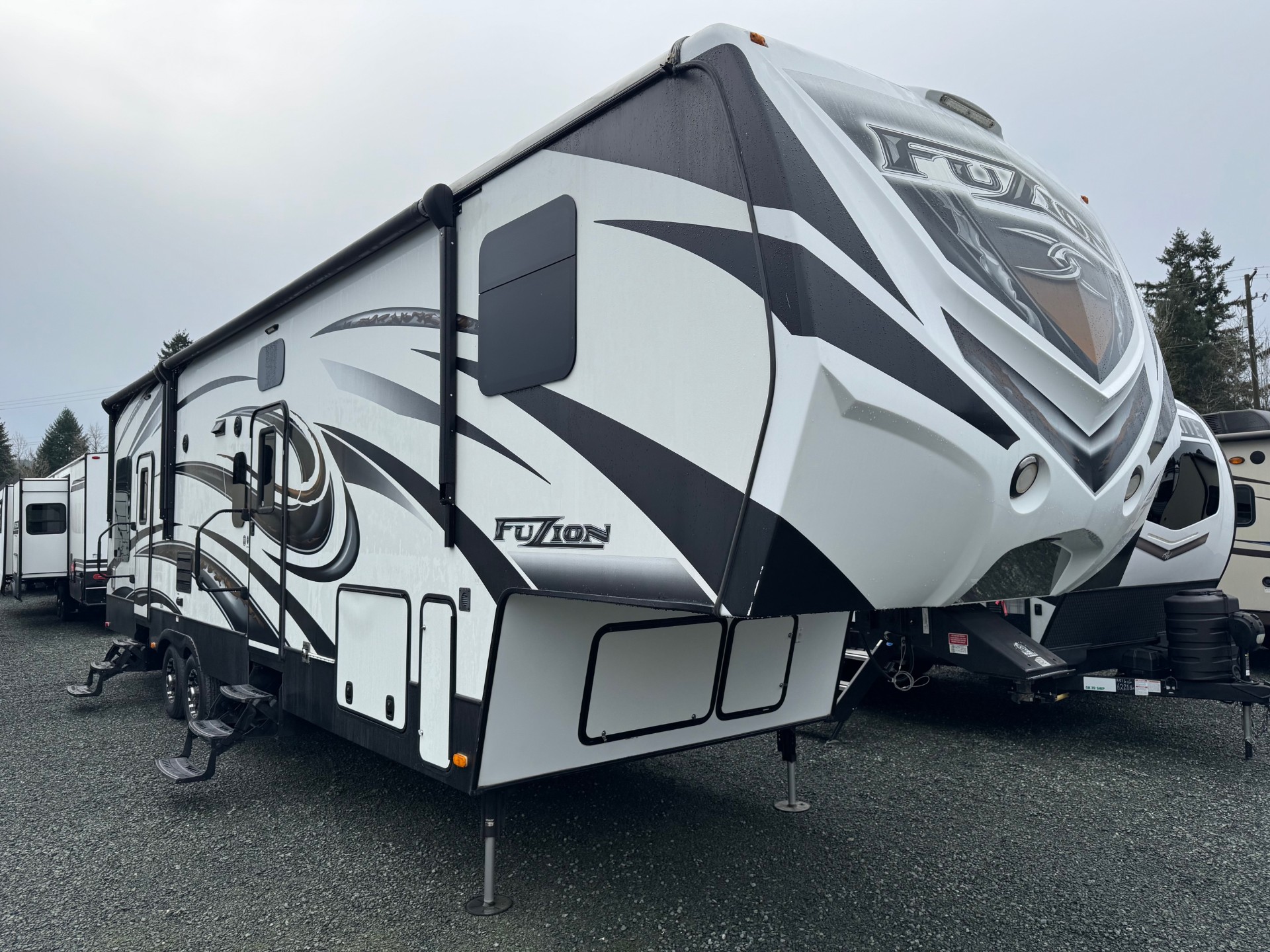 2015 Keystone RV Fuzion 325 TOY HAULER FIFTH WHEEL